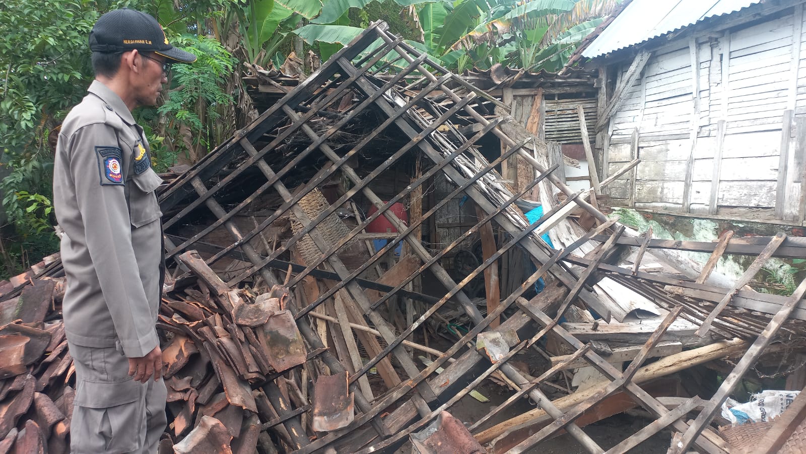 Satpol PP Kasiman Lakukan Monitoring Rumah Roboh di Dusun Caper Desa Ngaglik