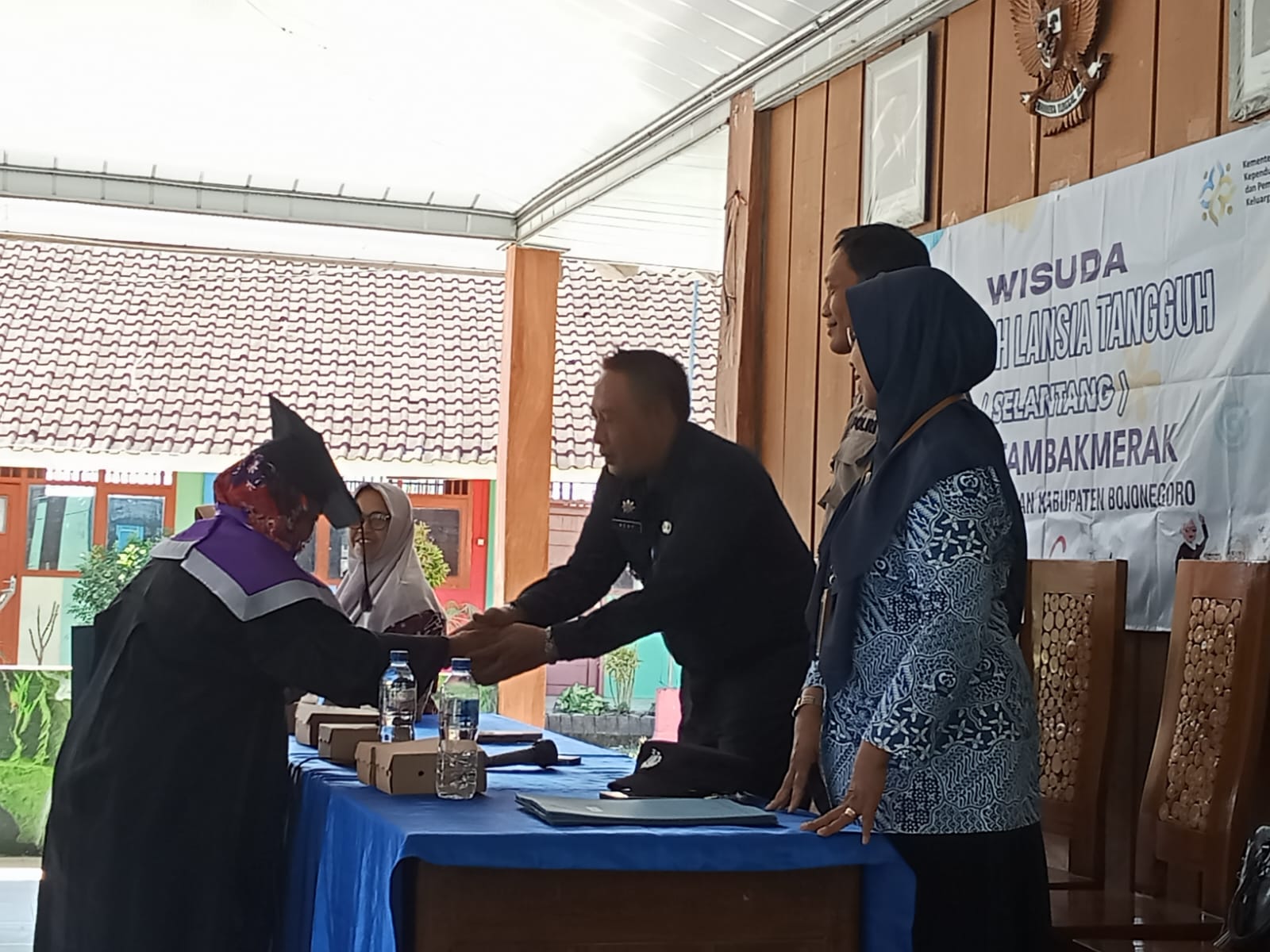 Camat Kasiman Hadiri Wisuda Sekolah Lansia Tangguh (SELANTANG) Desa Tambakmerak