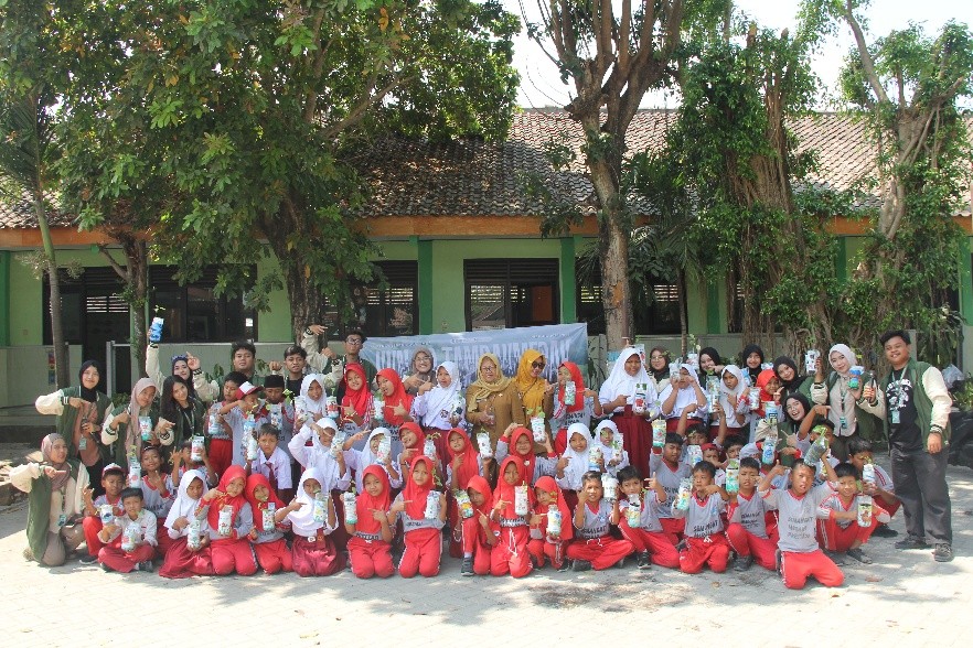Mahasiswa KKN Kelompok 59 UPN “Veteran” Jawa Timur Ajak Siswa Berkreasi Melalui Lukisan Botol Bekas